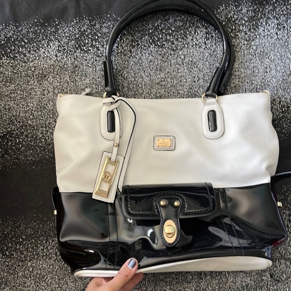FINAL DROP 🚨 NWT Large white and black purse shoulder straps zipper closure